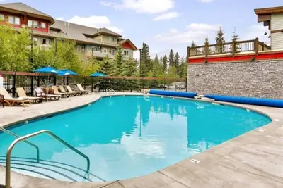 Image de 🥇 Renovated 2br Condo, Pool, 3 Hot Tubs, Pets ok!