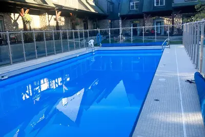 Image de 🥇 Renovated Chalet at Mystic Springs, Heated Pool, Hot Tub!