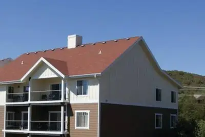 Image de Nice family oriented property nice amenities. Indoor/outdoor pool, game room.