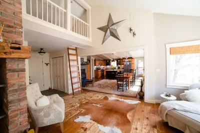 Ski/Lake house for all seasons- Minutes to all