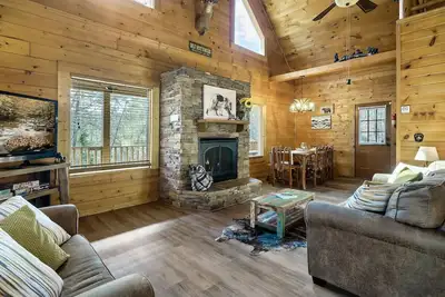 Image de Awesome deals, King bed, Hot Tub, Private, Arcade, Real log cabin