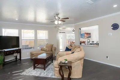 Image de Cozy 3 Bed, 2. 5 Br Home with Amazing Outdoor Deck