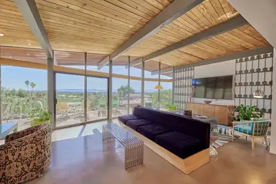 Image de Mid-Century Modern Mountainside Acre Loved by Hikers/Cyclers/Foodies & Shoppers