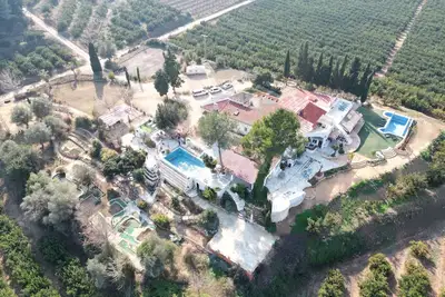 Image de Vies et brise fraîche de l'été sur le terrain et piscine.
