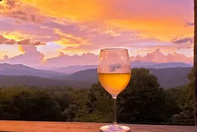 Image de Experience the serene beauty of the mountains at Bear Cove Cabin.
