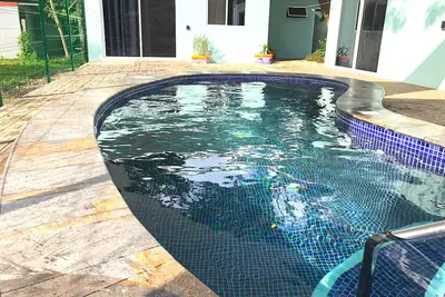Image de 10-minute walk to the Sand & Surf - Private Home