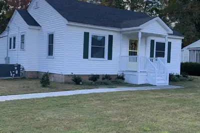 Image de Circa 1930's- updated bungalow located in the historic district.