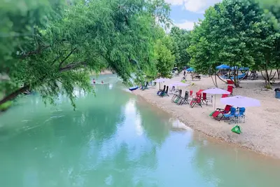 Image de Enjoy the beautiful San Marcos River in this new, nice and comfy cabin!