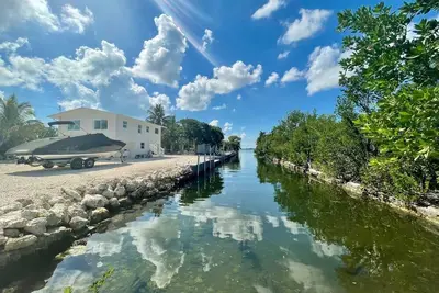 Image de Luxury and Lovely Water Front House
