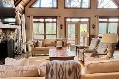 Image de Splendid Lake Toxaway home on golf course - golf cart/walk to Marina in minutes!