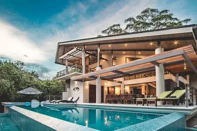 Image de Ultimate Group Getaway: Huge modern home on private lot 5 min drive from Samara.