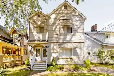 Image de Sunstone Retreat: Charming 4br Triplex | 3 Units, Patio, Laundry & Parking • 9 Min To Downtown