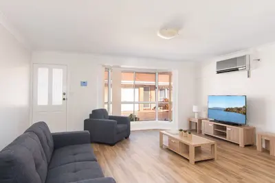 Image de 4/27 South Street. Renovated three bedroom villa.