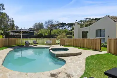 Image de Tradewinds Pool and Court point king beach