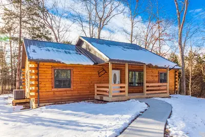 Image de New 3 Bedroom Log Cabin nestled in the woods with one acre fishing lake.