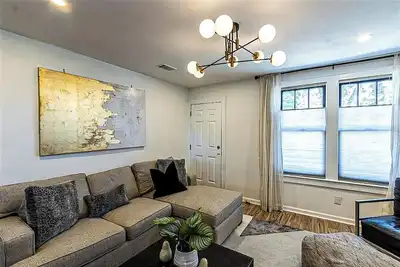 Image de Charming, modern, 2nd floor home-away-from-home