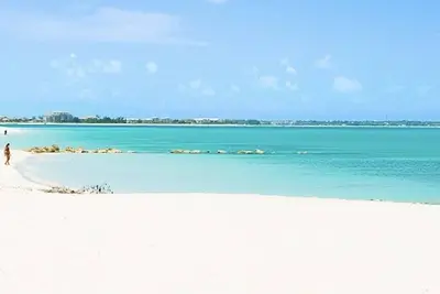 Image de 1 Minute Walk To Grace Bay Pelican Beach! ! ! Nice Gardens! !