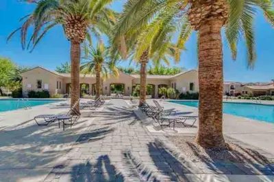 Image de Mid Century Boho townhouse w\/ Heated Pool & Gym