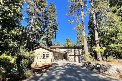 Image de Spacious, Family Friendly, Hot Tub, Game Room, Forest View, Fireplace, 2 decks