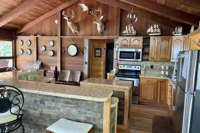 Image de Lake side Abode with a Spectacular year round View of the lake. 🌅