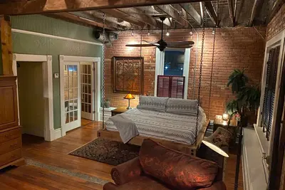 Image de Old Town Loft w Hanging Master Bed