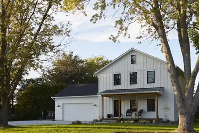 Image de Luxury Lake Front Modern Farmhouse with Giant Boat Dock!