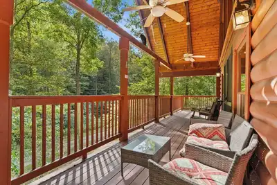 Image de Private Wooded Escape-3br Cabin w/Hot Tub, Fire Pit & Pool Table