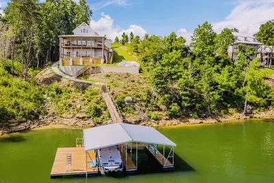Image de Lakefront Home with Waterfront Views from Every Room - 4. 4 miles to The Barn