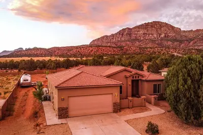 Image de Entire Duplex - Sleeps 10 - Mountain View & Sport Court - Close to Zion Np