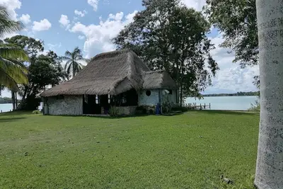 Image de Cabin at the foot of the lagoon