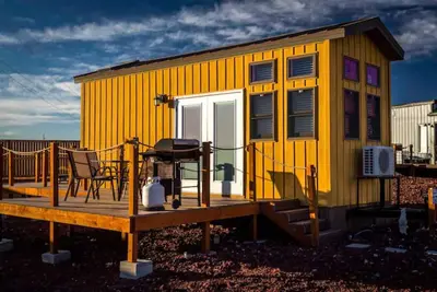 Image de Large tiny home with roof private roof top deck and Bbq.