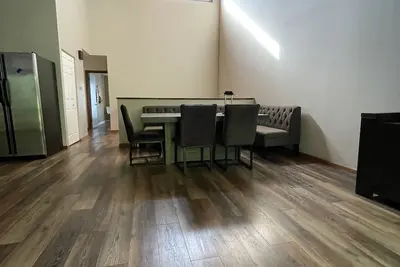 Image de large 3 beds 2 bath Townhome with 20' high ceiling and stone fire place.