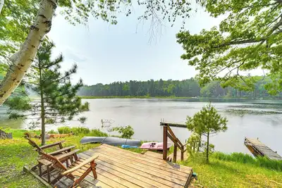 Image de Four-Season Lake Cabin w/ Canoe & Paddle Boat!
