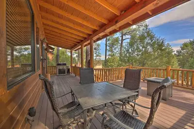 Image de < 4 Mi to Fool Hollow Lake: Cabin w/ Tranquil Deck