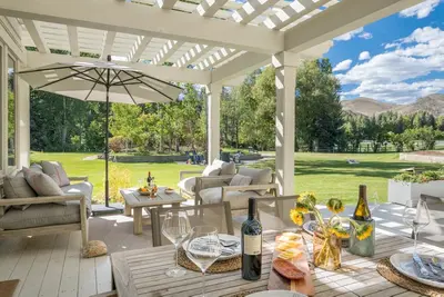 Image de Modern Mountain Home on Three Acres with a Swimming Pool and Pool House