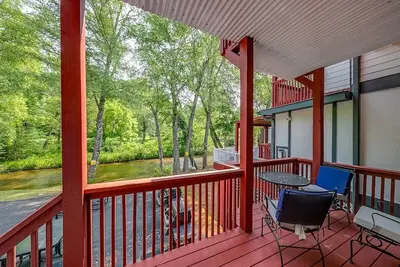 Image de Downtown Helen's Ars #402: Romantic 1br Suite by the river