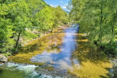 Image de Riverside Mountain Retreat, Game Room, Hot Tub, $1089 Free tickets each paid day