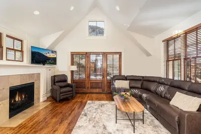 Lift 8 Chalet - Gondola District - Excellent location! Ski In & Out! !