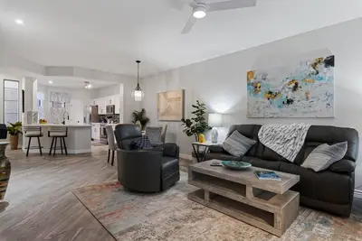 Awesome Condo, Gated, Pool, Spa, 2 car Garage