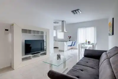 Image de Spacious Apartment steps to the Promenade