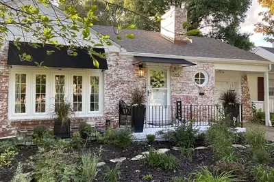 Image de Perfectly Located Crown Heights Charmer