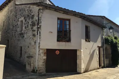 Image de Delightful independant property with garden in small medieval fortified citadel