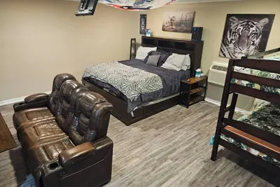 Image de Suite: King Bed, Bunks, Kitchenette