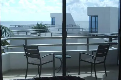 Image de Bright Condo on the beach with pool