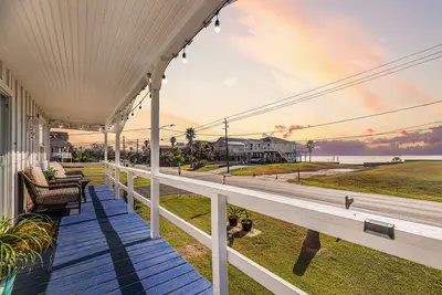 Image de Charming water view bungalow.
