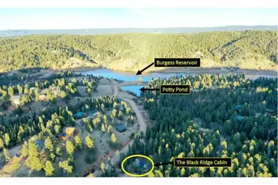 Image de Cozy Cabin near Lake with Hot Tub