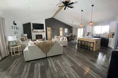 Image de Charming 4bd/2. 5 bath home with indoor fireplace!
