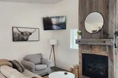 Modern Farmhouse Apartment in Town /Dog Friendly