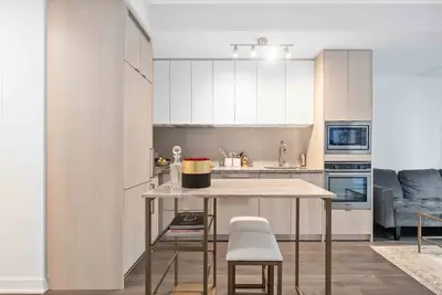 Image de Brand new highrise condo steps away frm Cn tower