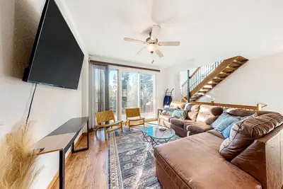 Image de Contemporary mountain gem near the slopes with private balcony - dog-friendly